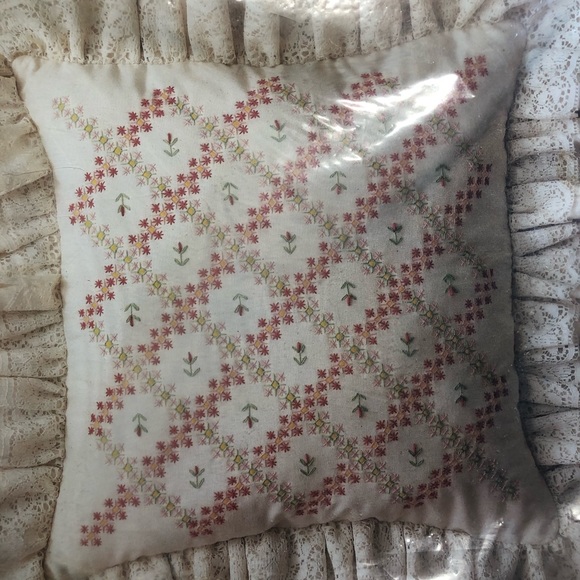 Vintage 1983 Paragon Needlecraft 14” Pillow Embroidery Kit with Lace Ruffle NOS - Picture 4 of 15